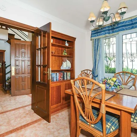 Sleeps 10 Air Con Wifi