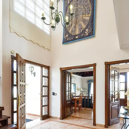 Sleeps 10 Air Con Wifi Villa *