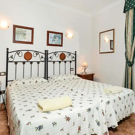 Sleeps 10 Air Con Wifi ヴィラ
